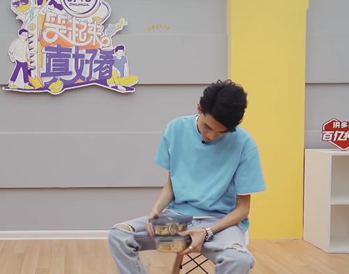 #综艺节目#秦霄贤参加综艺节目，有谁注意他手里拿的东西？打脸半个娱乐圈