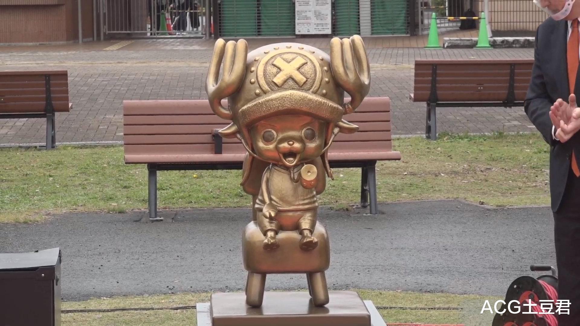 海贼王|海贼王铜像引发争议，强迫挤走十多年雕像，被吐槽有“海贼”风范