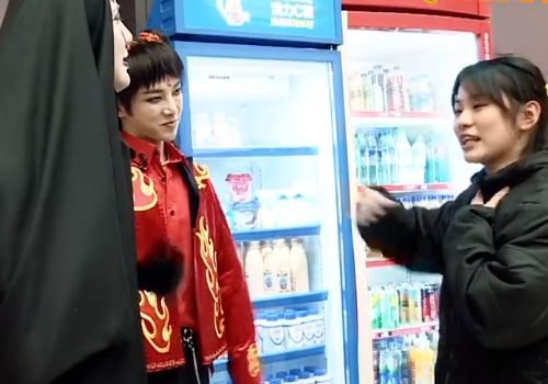 【沈腾】华晨宇沈腾带妆做惩罚，当服务员看到沈腾后，反应相当真实了