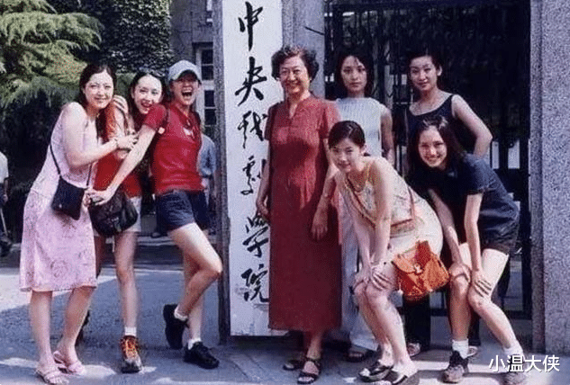 中央戏剧学院|她是中戏“200年一遇”的美女，两位前任均是影帝，今44岁依旧单身