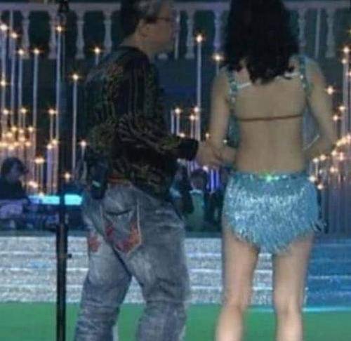 |她穿着太暴露而被赶下舞台,现场大喊给她打马赛克