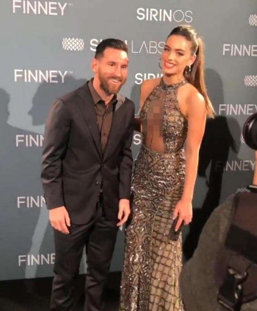 梅西：合照看人品，职业假笑易建联人形立牌梅西，格林双手令人尴尬