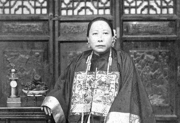 女孩|哥哥太穷妹妹太丑，两人干脆成亲，生下一子结果流传千古