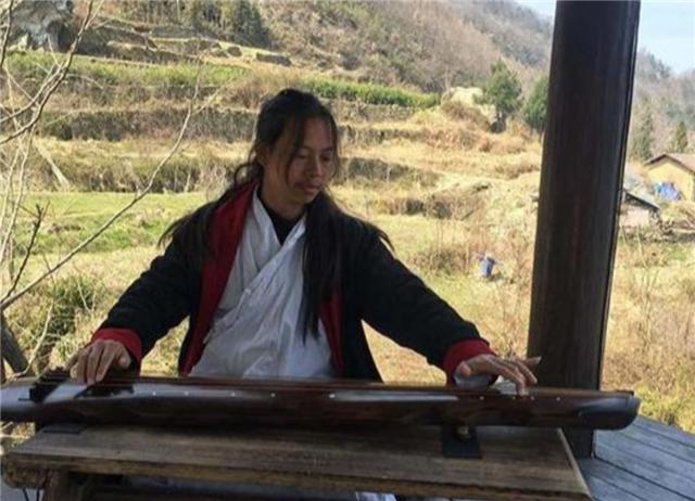 小志的历史观点|男子隐居海拔千米深山8年，与女弟子结婚生娃，如今生活成啥样？