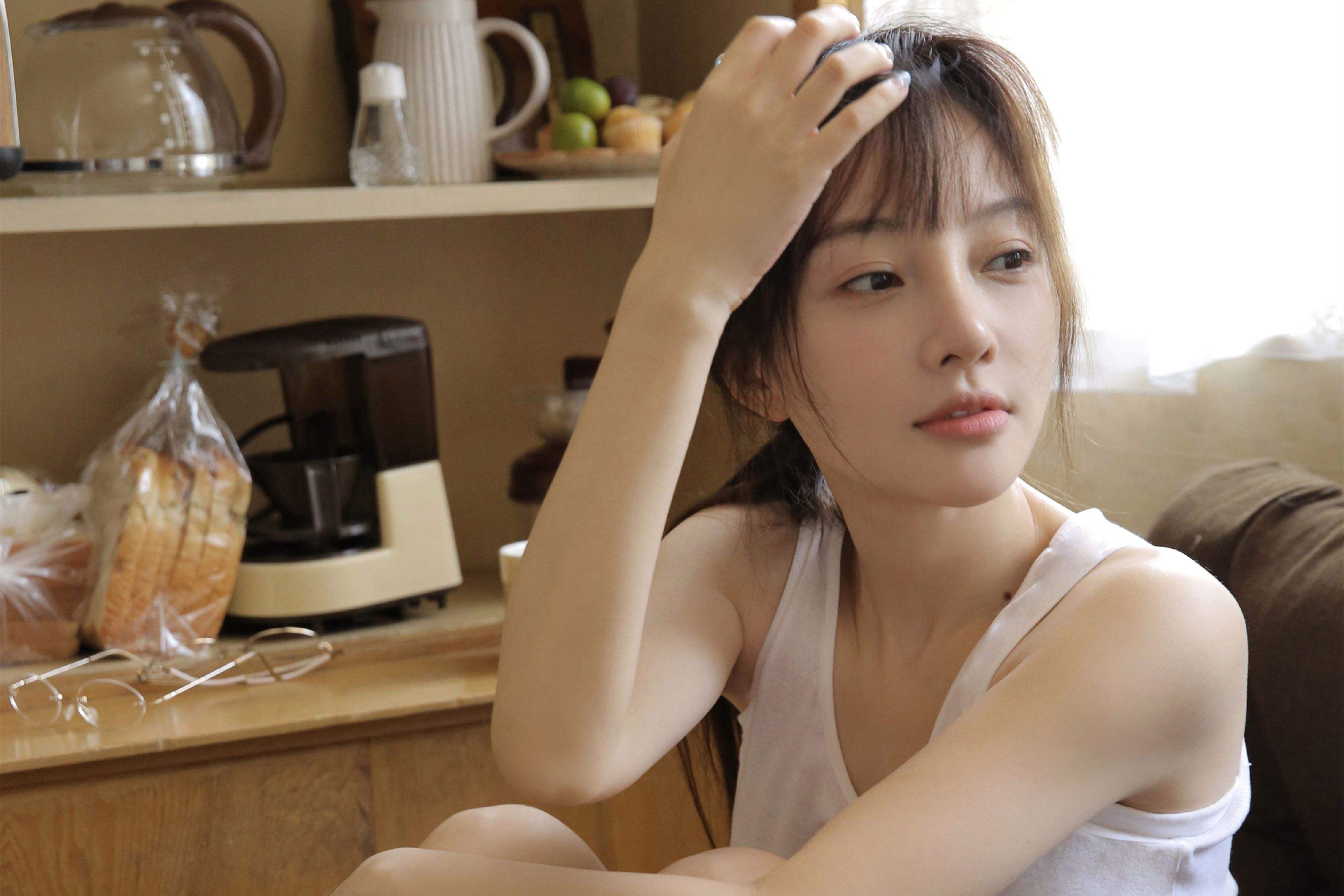 「贾乃亮」贾乃亮有新恋情？颜值秒杀李小璐，粉丝：再也不用卑微的爱某人了