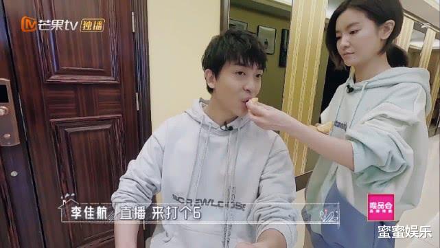 李佳航:相比林志颖陈若仪,李佳航李晟夫妻恩爱同用一把牙刷,家住跑道房