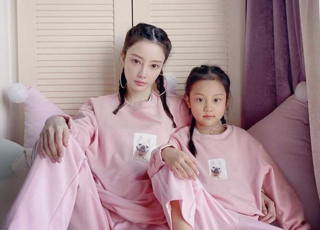 「贾云馨」贾乃亮离婚后,甜馨儿和李小璐过得好不好?真实写照告诉你答案