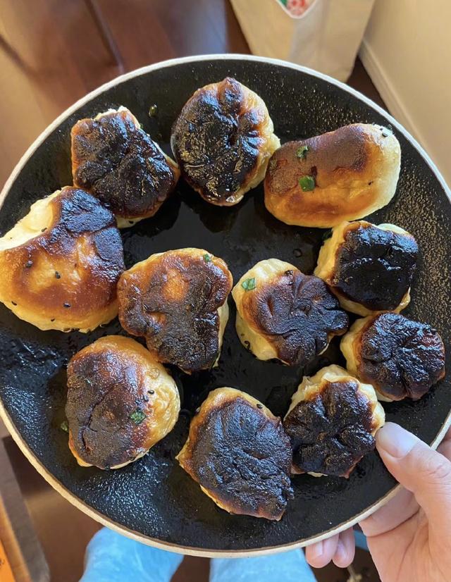 『邓超』邓超做生煎翻车后，再做秋葵一雪前耻，摆盘漂亮卖相佳