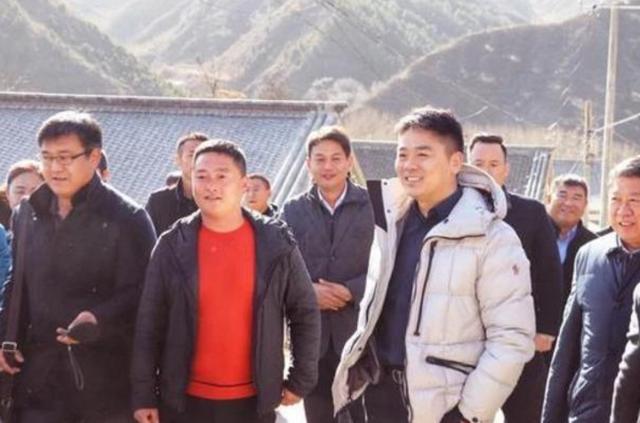 刘强东|刘强东曾被推选为村长，答应会带领大家伙一同致富发家，后来怎样