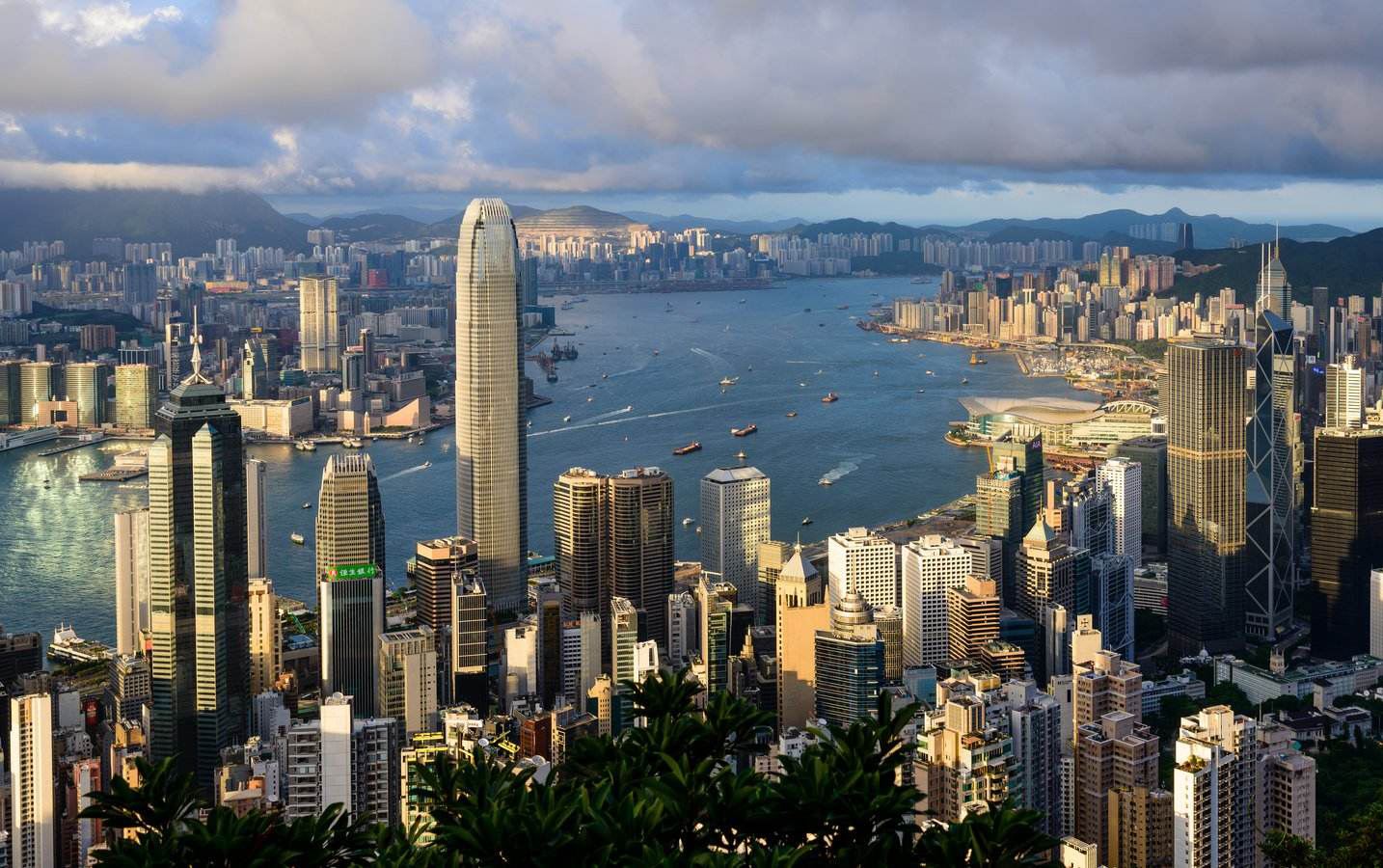 GDP|今年上半年中国GDP是45.7万亿元，同比下降了1.6%，那么美国呢？