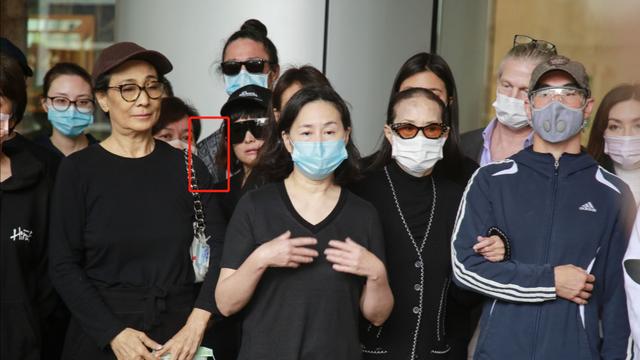 「奚梦瑶」公公赌王逝世，奚梦瑶穿红色卫衣参加记者会被骂：没带脑子吗？