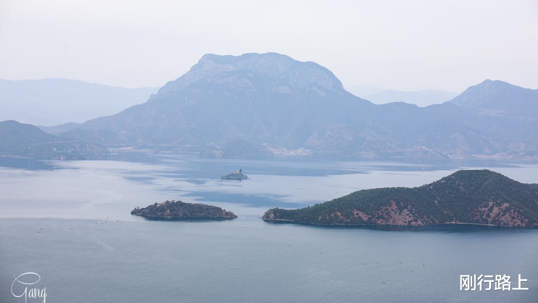 「泸沽湖」拍摄泸沽湖全景的最佳位置，原来是位于公路旁边的一个观景台
