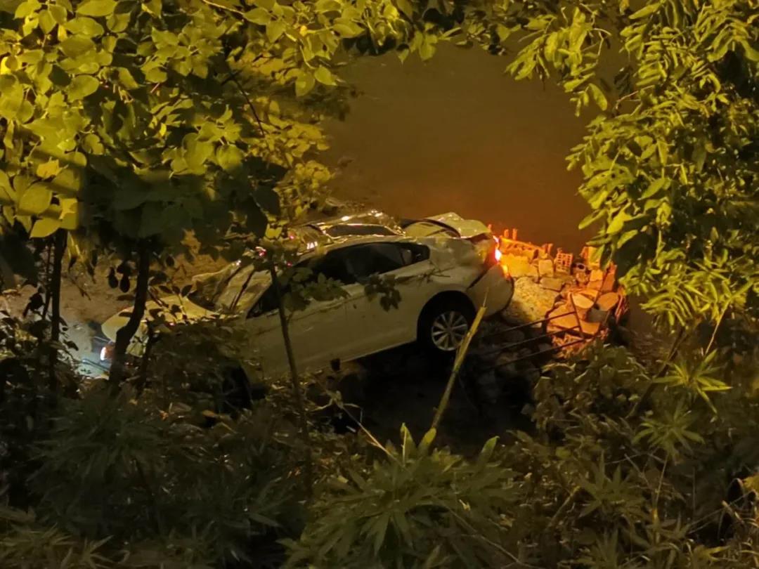 #柳江#6月1日柳州头条：在柳江边钓鱼，祸从天至，一辆轿车从壶西大桥旁坠落至河边，司机弃车回家称第二天再处理