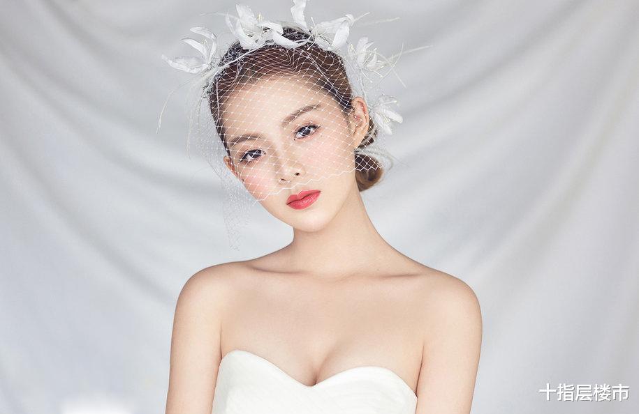 抖音“仙女姐姐”走红，花瓣洒落在秀发上，像仙女下凡！