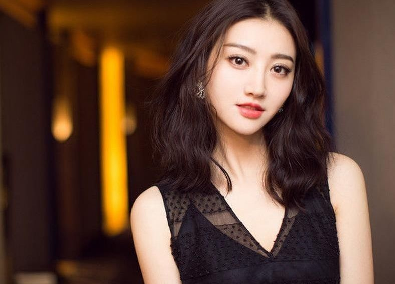 汪卓成|因父亲舍得砸钱,她18岁就当女主角,破产之后直接无戏可拍