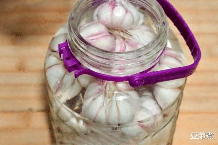 「」这才是家庭版腌糖蒜，配方和做法告诉你，酸甜爽脆，比买的还好吃