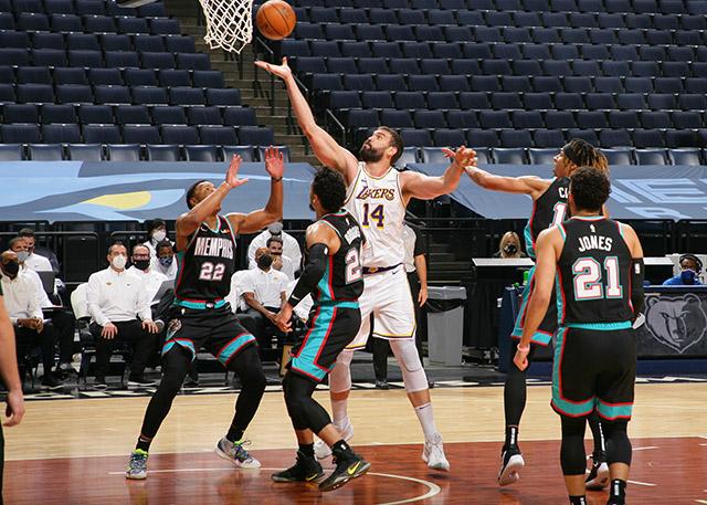 湖人队|湖人登榜首，一大王牌却难开心，末节又被弃用，决胜时刻不受重用