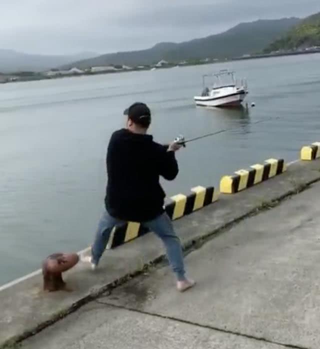 ##日本男子钓鱼甩鱼线一脚踏空掉水里,网友笑歪:你要自己当鱼饵?