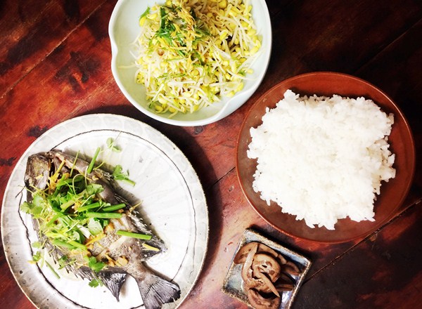 「」蒸鱼时,有人放盐,有人放生抽,大厨:都不对,教你正确做法