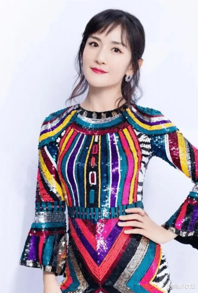 『连衣裙』谢娜早该这么穿了，彩色亮片连衣裙配低马尾高级减龄，气质太惊艳