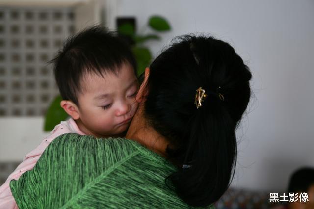 黑土影像|女子婚后7年未孕，抱养女婴致倾家荡产，丈夫：要么离婚要么放弃