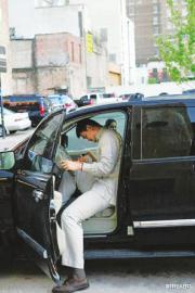 奥尼尔：NBA巨人开车的烦恼！300斤奥尼尔塞进迷你车，这车门还能关上吗？
