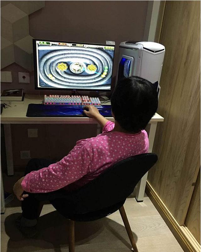 |晒晒周冬雨住的房子，家里鞋柜都放不下，高跟鞋只能一排放在客厅