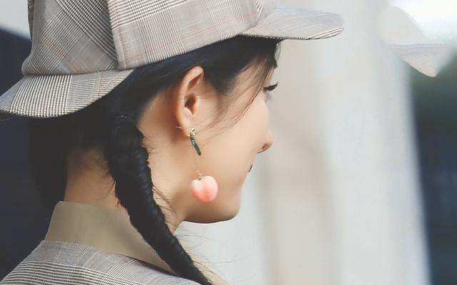 杨幂：杨幂穿“侦探风”套装，扎双马尾展超A气场，根本看不出来34岁