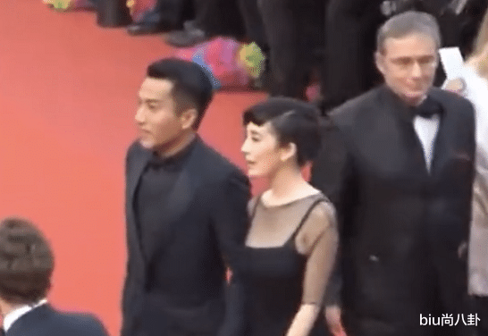 杨幂|杨幂刘恺威离婚后偶遇，镜头拉近两人手部动作，才知啥叫专业演技