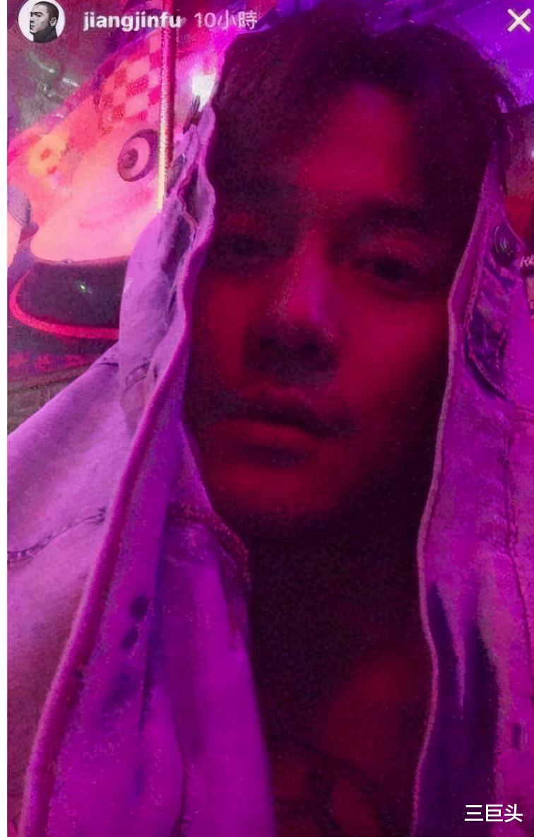蒋劲夫|蒋劲夫被网友偶遇，花臂肌肉撑爆短袖，网友：这是不打算复出了？