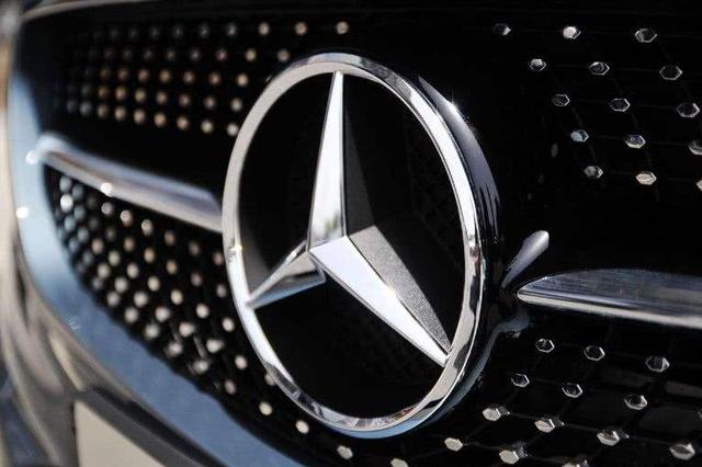 「长安汽车」为何开上奔驰还被人瞧不起？内行人：大标跟立标不是一个档次好吗