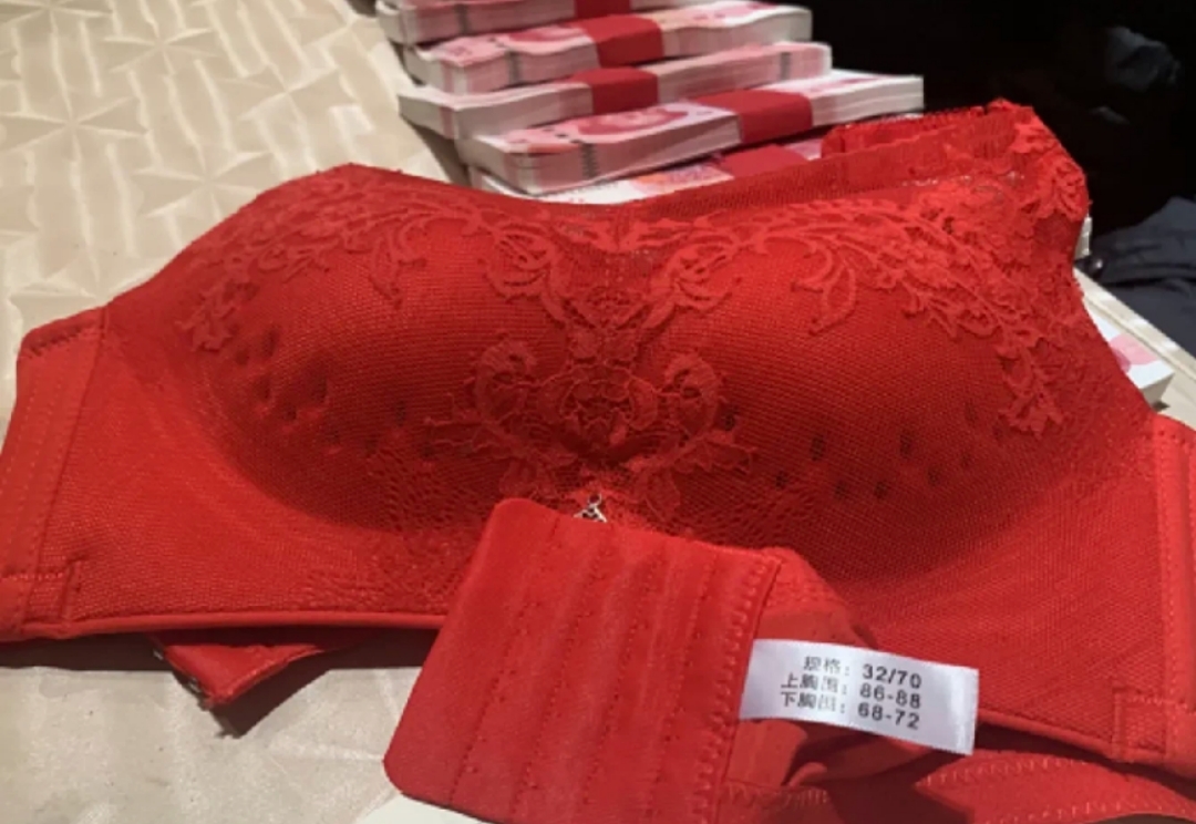 侃些个车 新娘回应“内衣不合适据接亲”：彩礼会退，感情没了