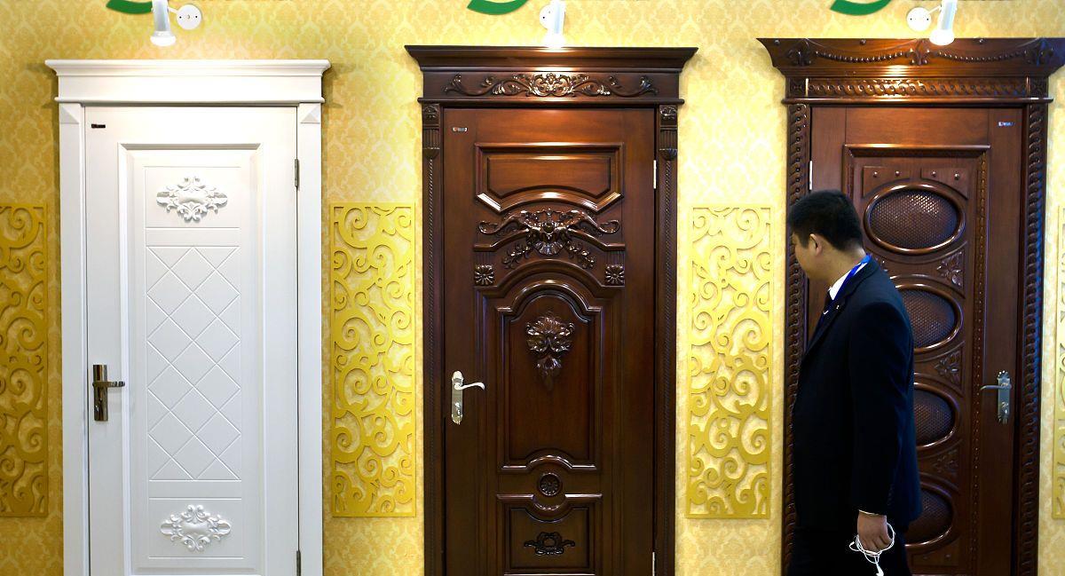 ▲家里装修，可以先安装卧室门后刮腻子吗？为什么？顺序有何要求？