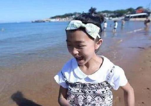 梁小友|《变形计》“神仙妹妹”梁小友高二辍学后成网红，浓妆直播惹众议