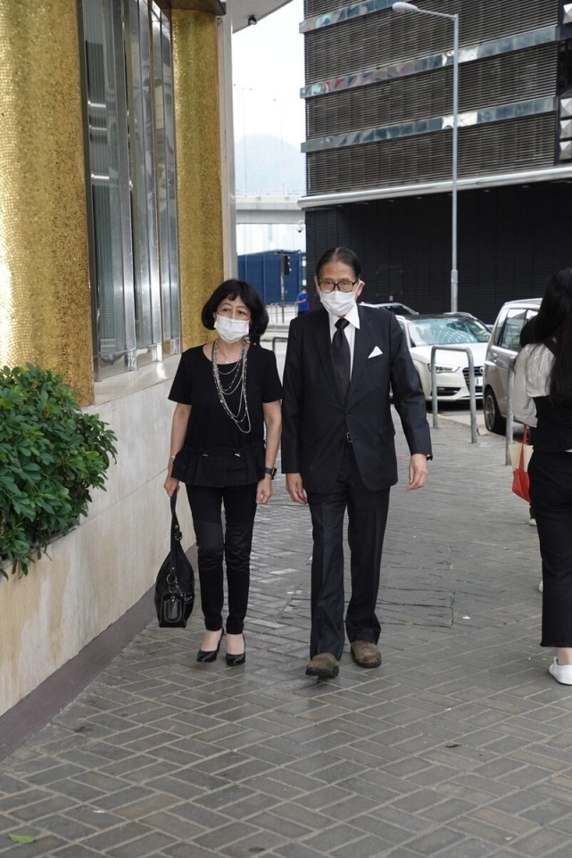 霍启刚|霍老太设灵，朱玲玲与儿子牵手送别前婆婆，霍启刚仨孩子提前离开一脸好奇