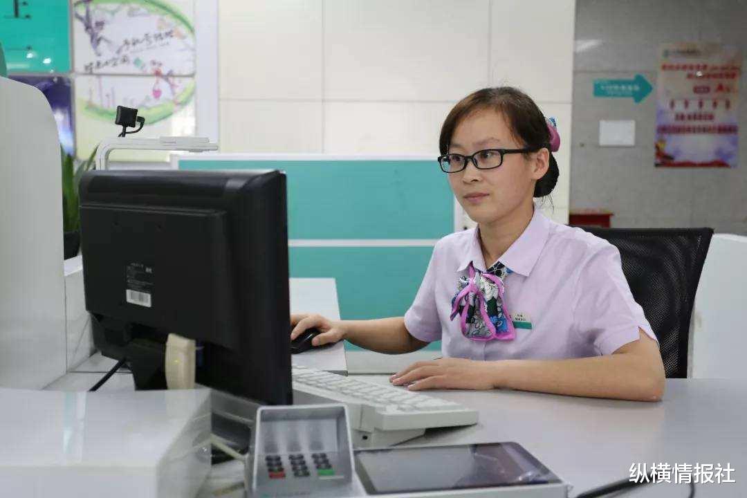 银行|富豪到银行办业务,柜员两个字将他激怒,他一气之下取走几亿存款