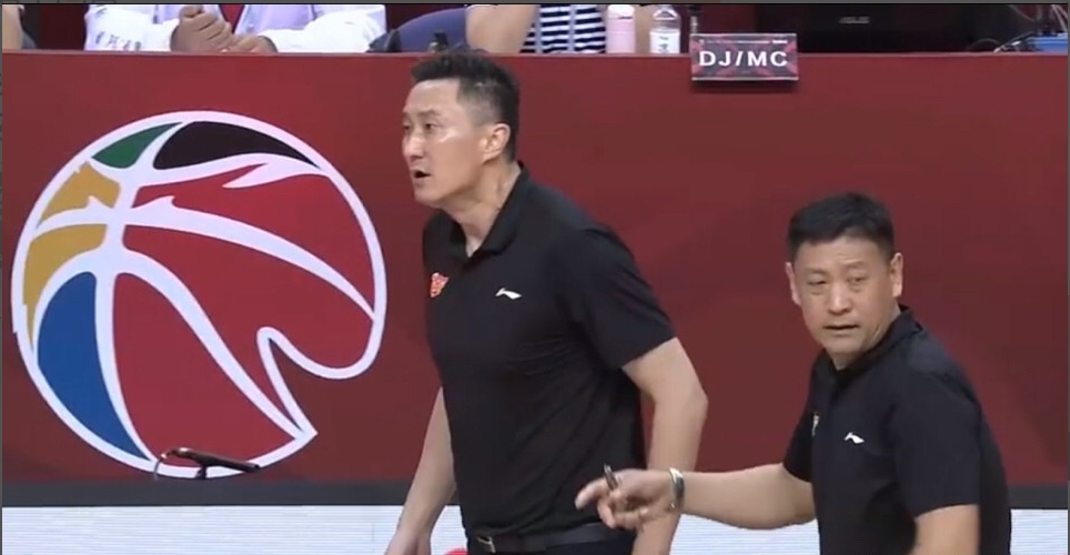 杜锋|吃到技术犯规后，杜锋依旧怒骂不停，裁判为何不敢把他罚出去？