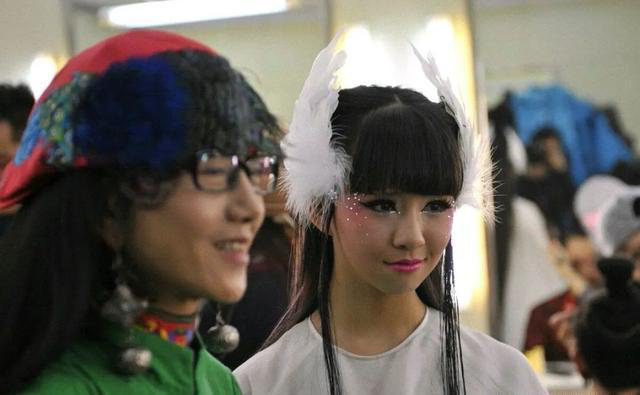 「杨丽萍」“小彩旗”完全跑偏了!21岁胖成中年大妈,姨妈杨丽萍:她自己负责!