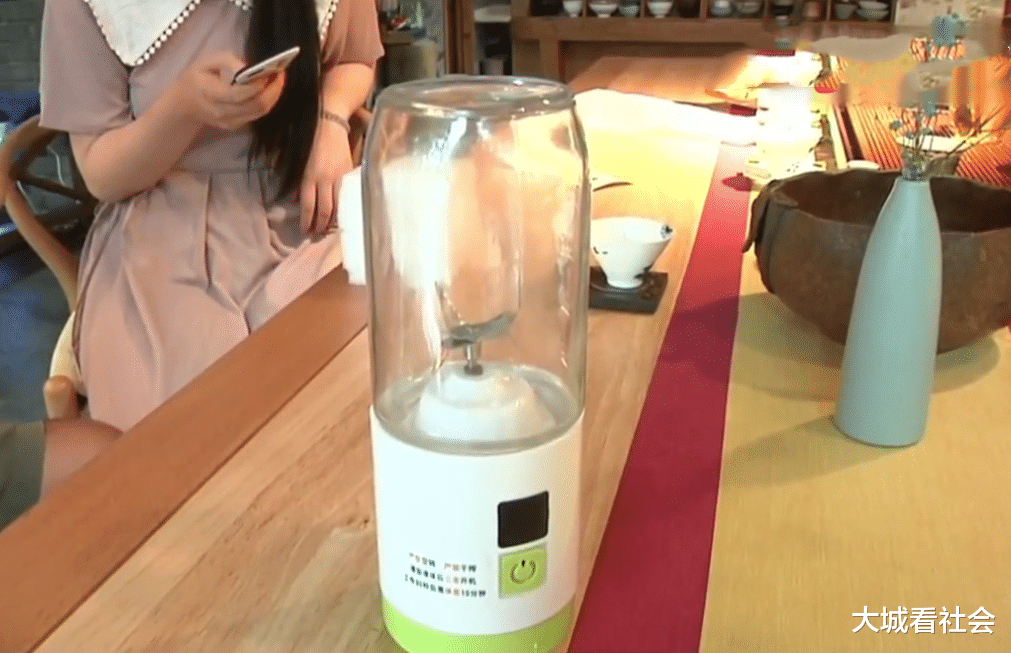 大城看社会|往榨汁机倒热水炸了,她被烫得满脸水泡,要求商家赔偿:靠脸吃饭