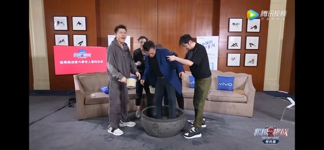 极限挑战■《极限挑战》导演被大家整成这样太可怜了