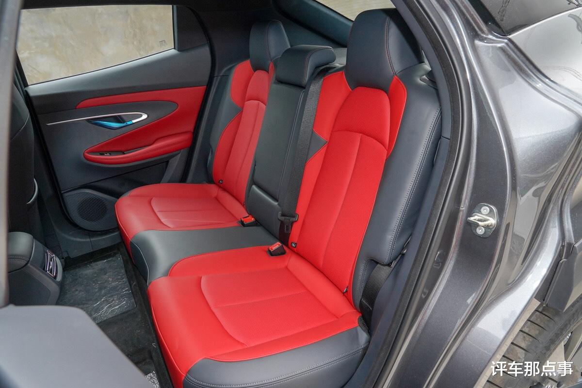 「动力」国产“新王”来了！1.5T爆300牛米，10.3寸大屏+四排气，比X6帅气