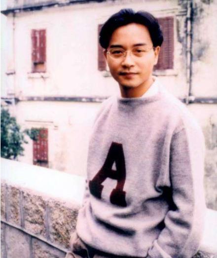 [张国荣]张国荣去世了17年，为什么难入土为安？原来墓地被另一个的演员“霸占”