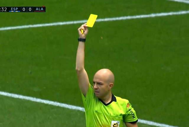 「武磊」武磊致敬马拉多纳！演“上帝之手”破门，对手集体投诉，裁判出牌