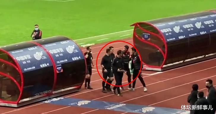 江苏苏宁|惨烈！广州恒大0-0江苏苏宁，董路曝内情，韦世豪遭炮轰，谁注意郑智举动