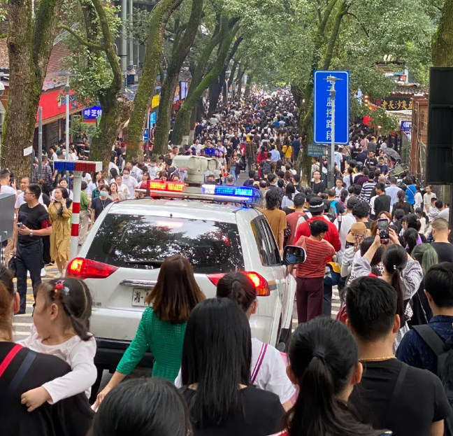 桐庐|实拍：湖南多个“网红”景点被挤爆，到门口被劝退