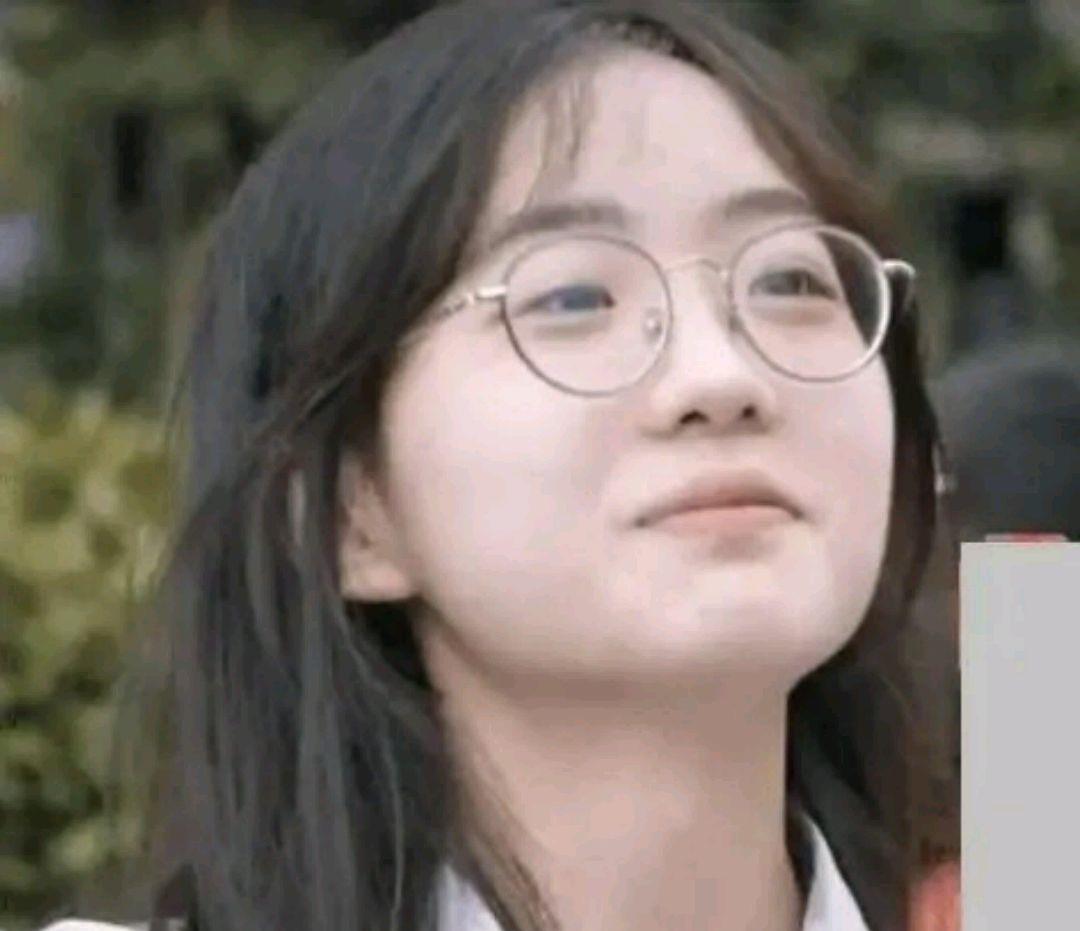 女孩|高考现“最美等待女孩”,却表示不想出名,网友:姑娘,好样的