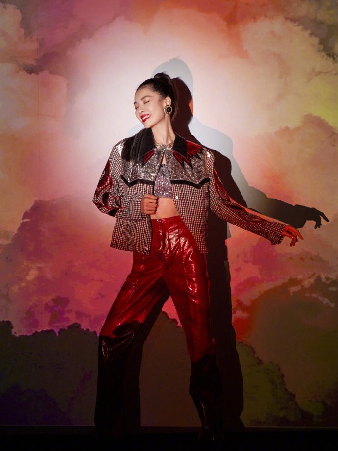 跨界歌王|新跨界歌王钟楚曦的造型又帅又飒！利落高马尾银色连衣裙，太撩人