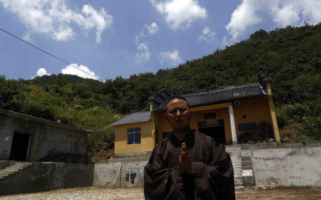 颜夕趣史|80后独守深山庙宇，靠着香火钱维持生活，有时一个月仅有40元