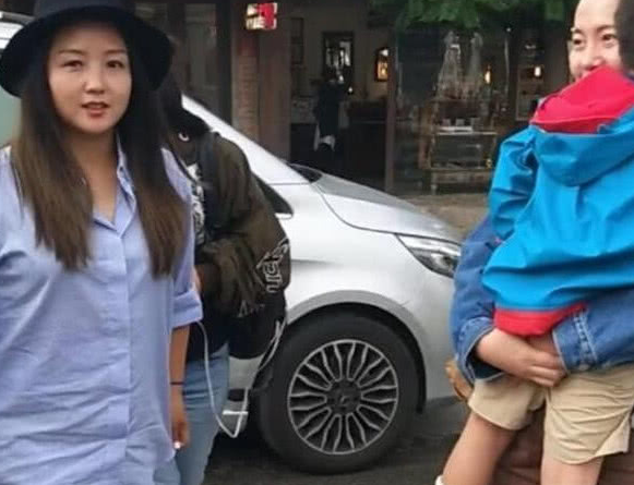 「何洁」何洁胖的太吓人,需要人搀扶才能下车,网友:翻版张惠妹吗?