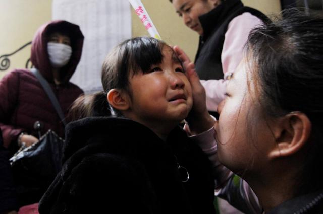 「」女儿姓“房”，老师却从未点过她的名字，老师：这名上课哪能叫？